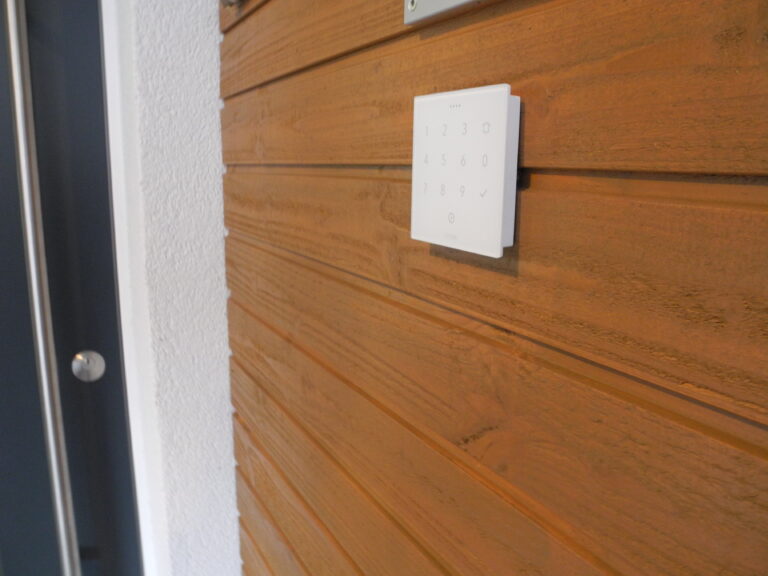Smart one-way line house with PVA and energy management