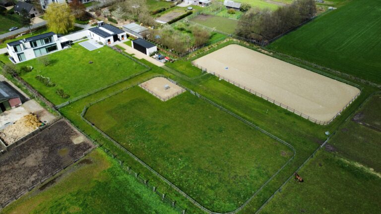 Domein met woning en stallen