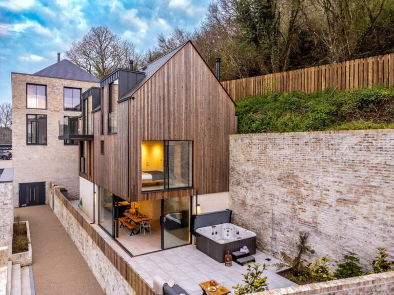 Smart Waterside Living with LOXONE